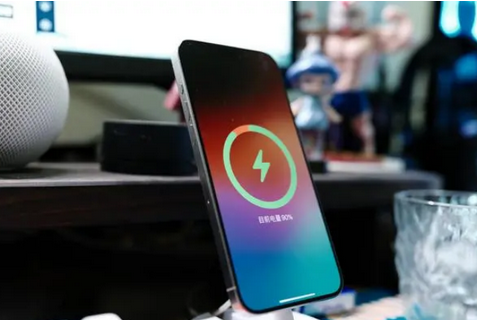 石排镇苹果15换屏服务分享用什么充电器给iPhone15充电更好 
